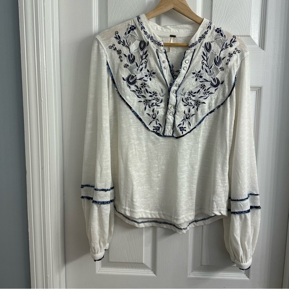Free People Blouse Embroidered Floral White Blue Boho Dainty Size Extra Small - Picture 4 of 8